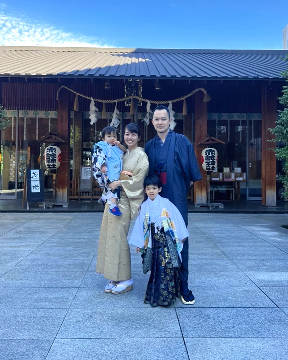 Family wearing kimono in front of a Tokyo shrine